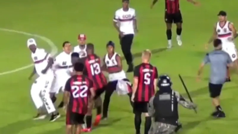 Chaotische Prügel-Szenen in Brasilien: Pfefferspray und Gummigeschosse mitten im Spiel