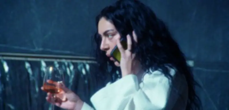 Charli xcx auf der Berlinale: Popstar inszeniert sich in Mockumentary als Brat-Ikone