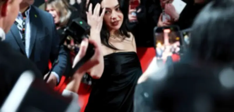 Charli XCX reagiert auf Kritik nach Party mit russischer DJ bei Berlinale