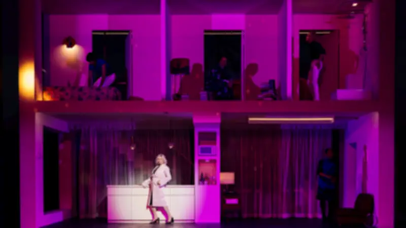 Corinna Harfouch brilliert in "Spirit and the Dust" am Deutschen Theater Berlin