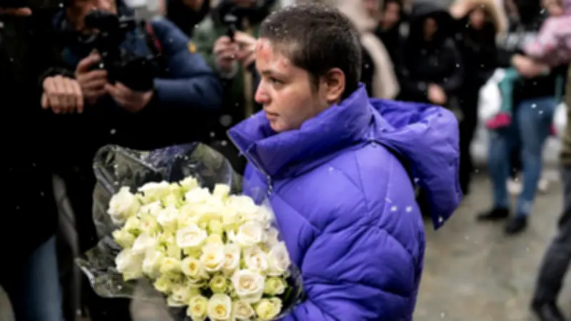 Crans-Montana: Überlebende Roze gedenkt mit weißen Rosen der 41 Brandopfer