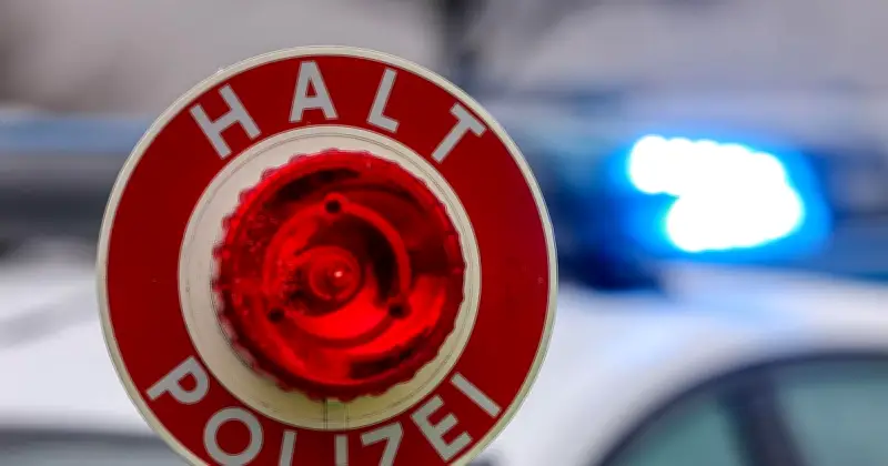 Dachau: 19-Jähriger flieht in Sportwagen und zu Fuß vor Polizei - Falsche Kennzeichen und Fahrverbot