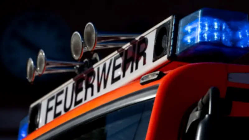 Dachstuhlbrand in Niedersachsen legt Nachbarschaft lahm – Stromausfall nach Feuer