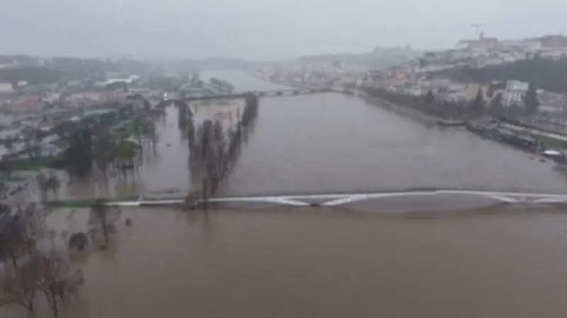 Dammbruch in Portugal: Autobahn eingestürzt, Tausende fliehen vor Fluten