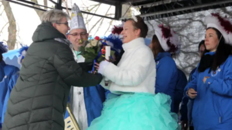 Dargun: Stadt finanziert Karneval trotz Sparpolitik - Narren nehmen Bürgermeisterin aufs Korn