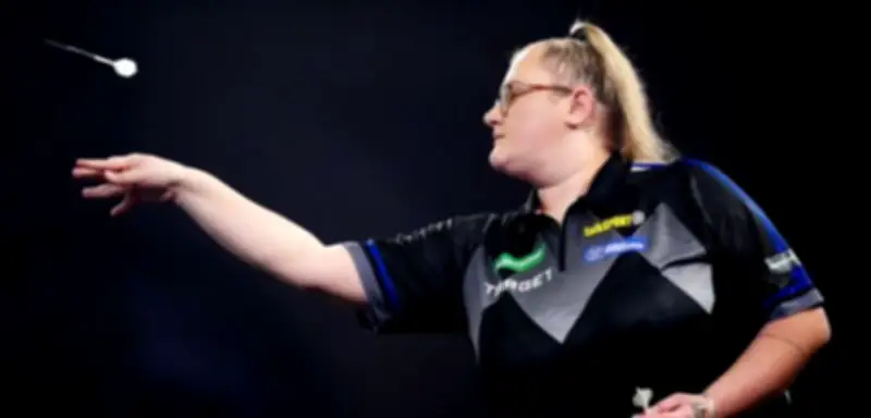 Darts-Geschichte: Beau Greaves wirft als erste Frau Neundarter auf PDC-ProTour