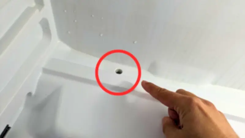 Das Geheimnis des kleinen Lochs im Kühlschrank: Warum es so wichtig ist