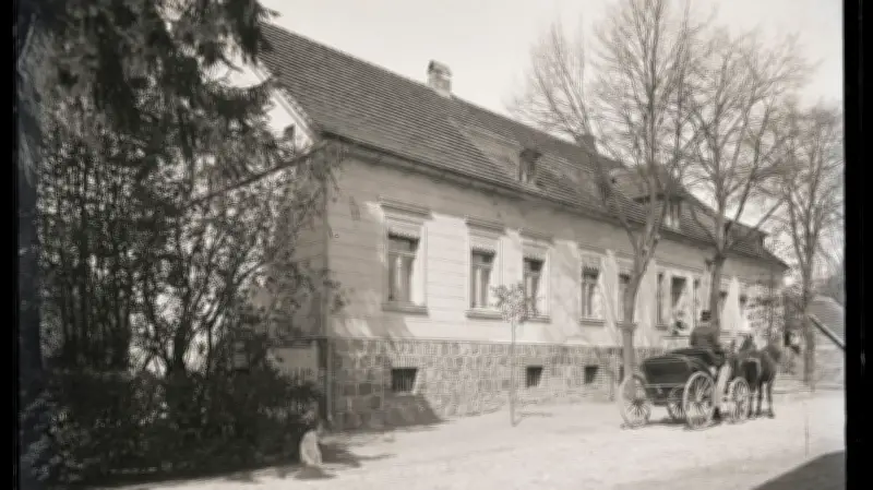 Das verschwundene Gutshaus Platenhof: Wie ein historisches Gebäude dem DDR-Sportplatz weichen musste