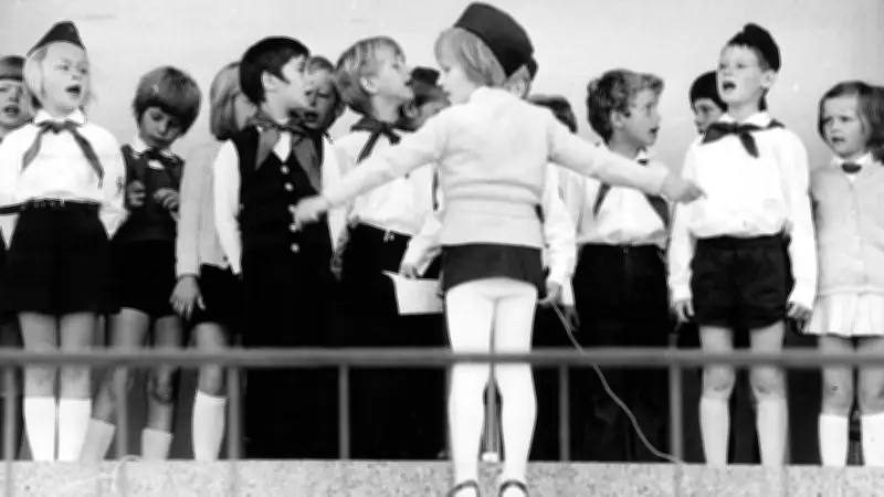 DDR-Kunst: Die bewegende Geschichte hinter dem ikonischen Bild 'Peter im Tierpark'