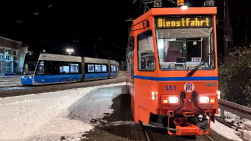 DDR-Tatra in Rostock: Ost-Technik hält moderne Straßenbahnen im Winter rollend