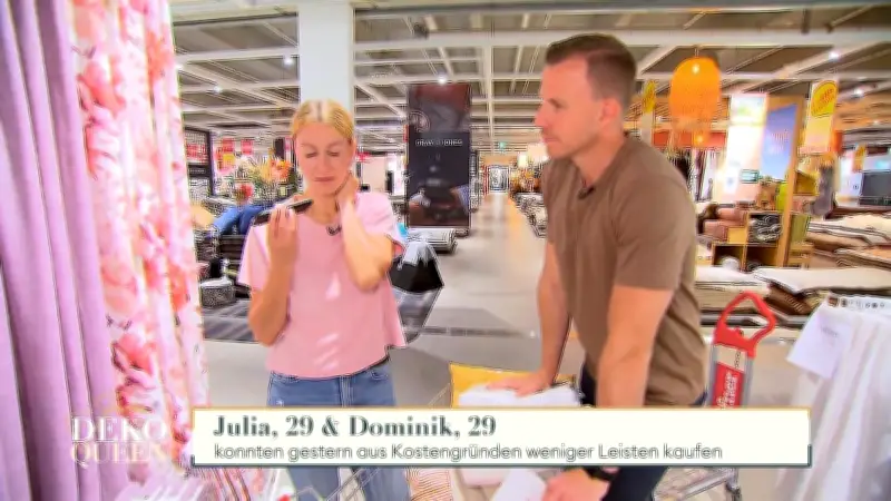 Deko-Queen Julia aus Kiel gestaltet mit Freund Dominik Wohnzimmer im organischen Glas-Stil