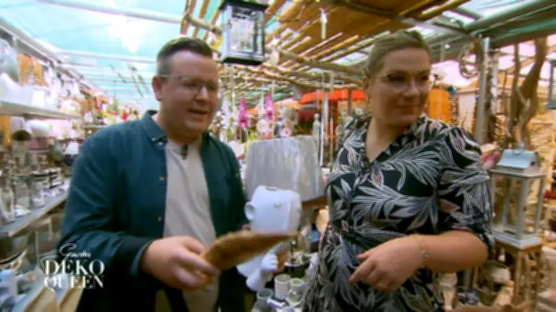 Deko-Shopping für transparente Akzente: Torsten und Anna auf der Suche nach Glas-Elementen