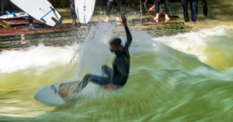 Demo für Eisbachwelle: Surfer gehen auf die Straße - Konflikt mit Stadt München eskaliert