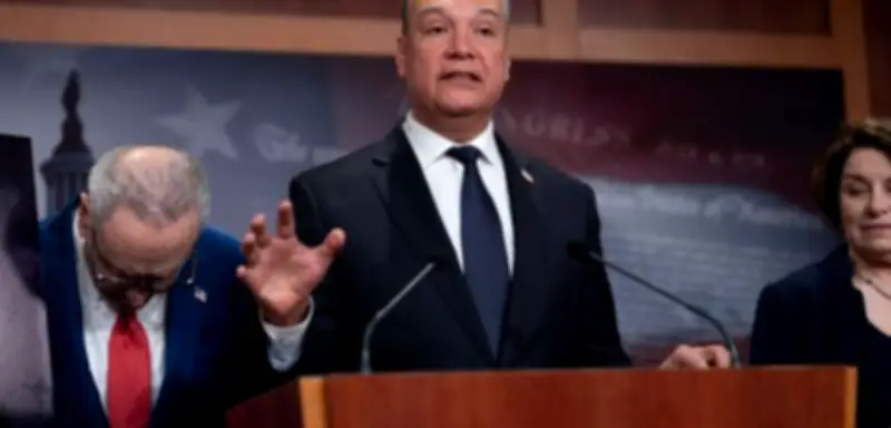 Demokratischer Senator Alex Padilla vergleicht Trump mit korrupten Diktatoren nach Rede