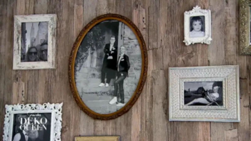 Die goldenen Drei: Kommode, Gardinenstange und Hochzeitsfotos als Deko-Grundlage