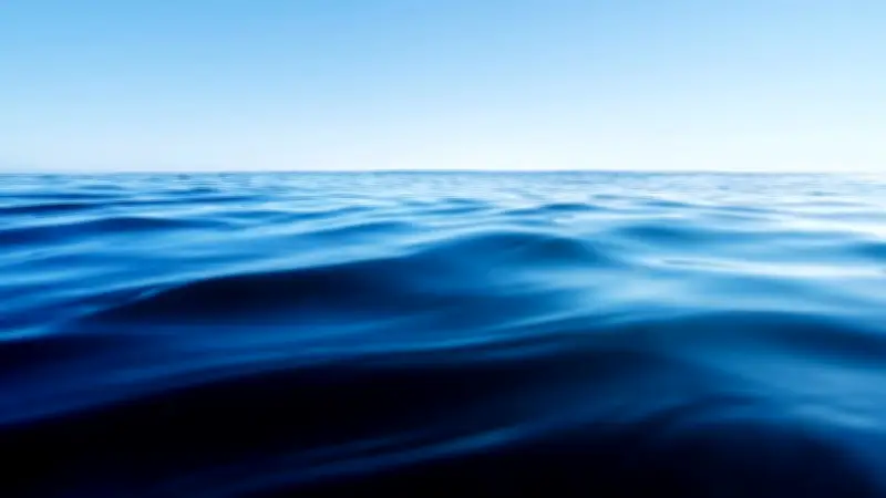 Die wahre Ursache: Warum das Meer wirklich blau erscheint