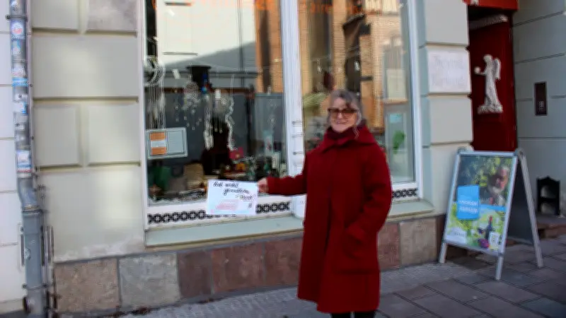 Diebe stehlen fest verankerte Sitzbank vor Güstrower Weltladen - Team traurig