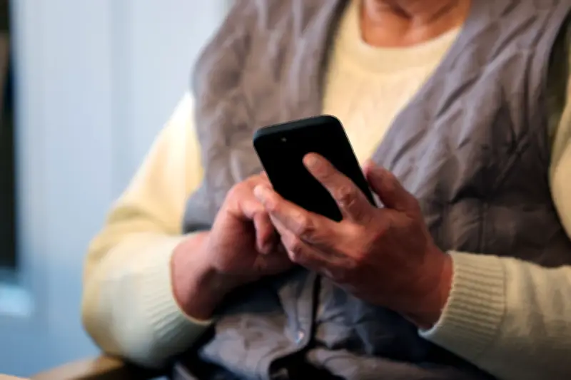 Digitaler Engel: Messenger-Kanäle bringen Sicherheitstipps direkt aufs Smartphone