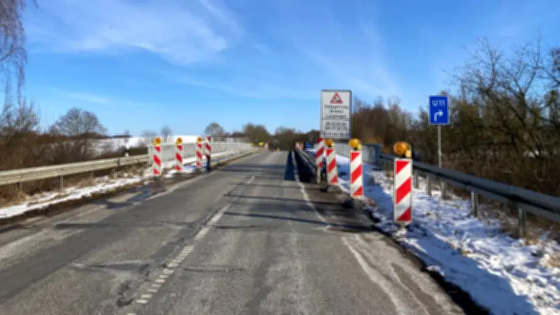 Doppelte Vollsperrung auf L11: Brückenbauarbeiten bei Langhagen und Kuchelmiß behindern Verkehr