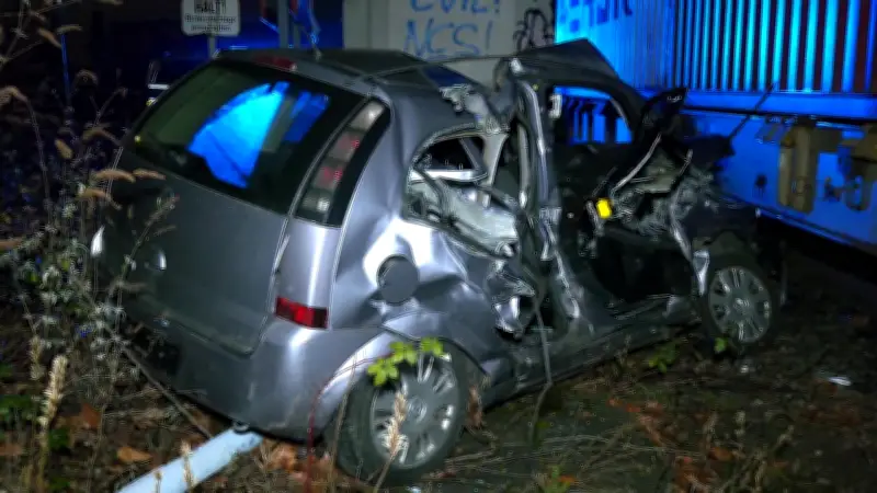Dortmund: Güterzug schleift Auto am Bahnübergang mit – Insassen entkommen knapp