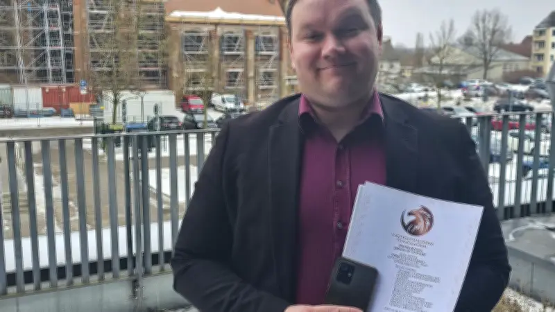 Dozent gründet eigene Schule: Smartphonekurse für Senioren in Vorpommern