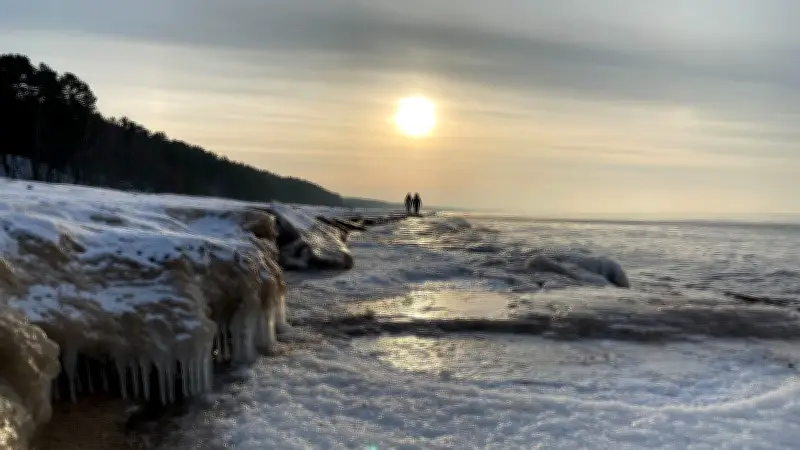 Drama auf der Ostsee: Eisscholle treibt Spaziergänger kilometerweit hinaus - Rettung in letzter Minute