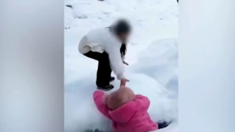 Dramatische Rettung im Eiswasser: Mutter springt hinter Tochter in eiskalte Fluten