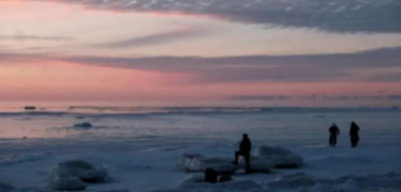 Dramatische Rettung in Lettland: Spaziergänger fünf Stunden auf treibender Eisscholle in Ostsee