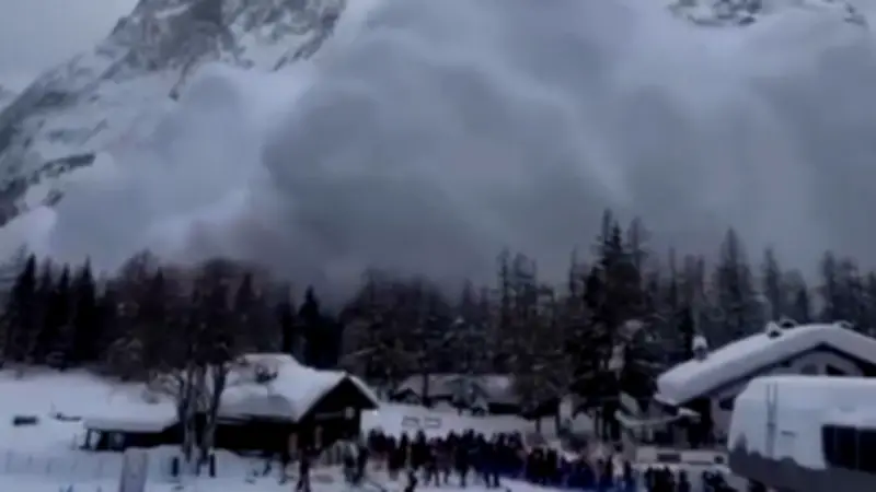 Dramatische Szenen in den Alpen: Gigantische Lawine bedroht Skifahrer in Courmayeur