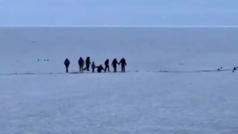 Dramatischer Eis-Einbruch an Rügens Seebrücke: Zwei Personen stürzen ins Ostsee-Wasser