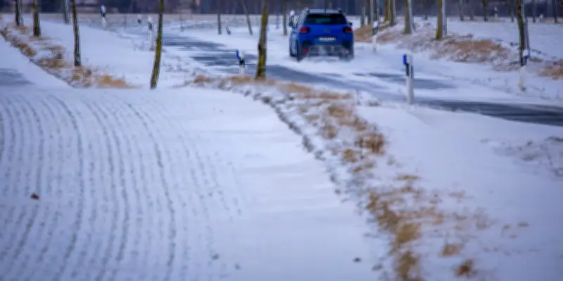 Drei Verletzte bei Unfall auf schneeglatter Bundesstraße in Mecklenburg-Vorpommern