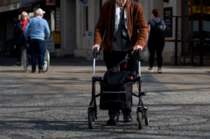 Dreister Rollator-Diebstahl in Wittenberg: Seniorin erkennt ihr Gerät bei Dieb wieder
