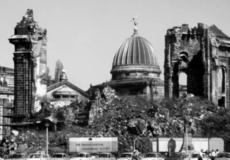 Dresden gedenkt der Zerstörung 1945 mit Menschenkette und Mahnungen