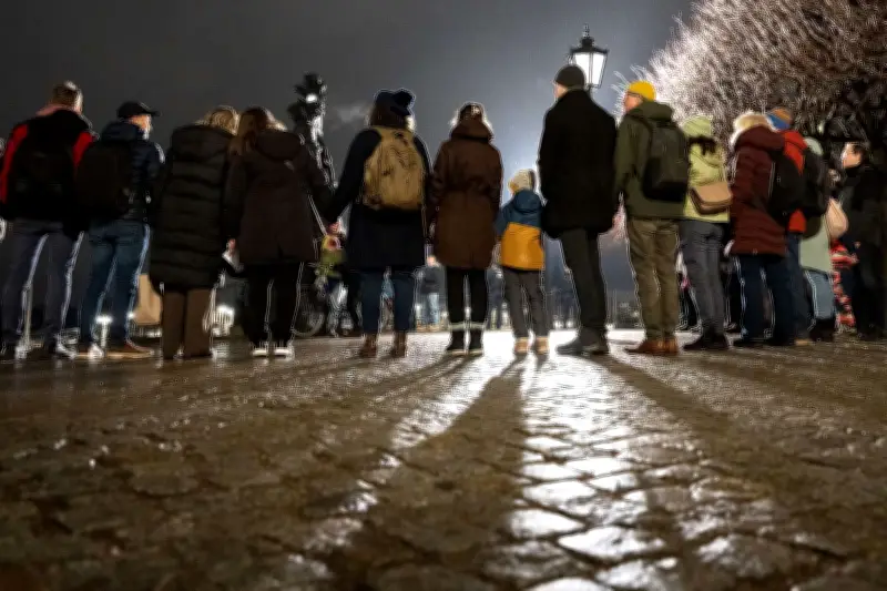 Dresden gedenkt der Zerstörung: Tausende bilden Menschenkette für Frieden und Versöhnung