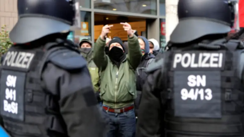 Dresden verbietet Gleichschritt und Uniformierung bei Neonazi-Demo am Jahrestag