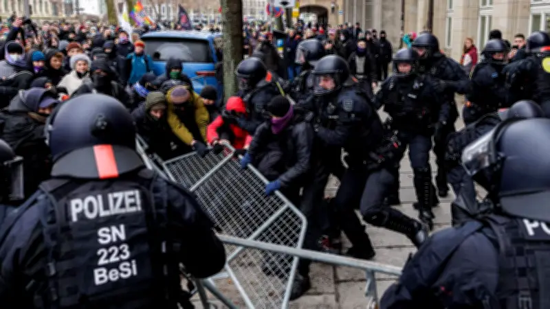 Dresdner Gedenktag: Polizei trennt Neonazis und Gegendemonstranten gewaltsam