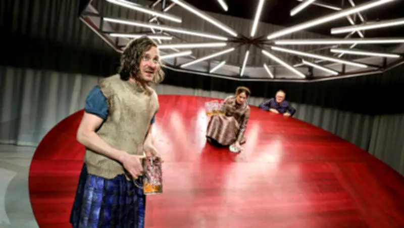 Düstere Premiere am Residenztheater: Anna Gmeyners Stück als Parabel auf Macht und Gesellschaft