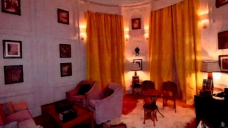 Dunkle Vorhänge und Vibratoren: Neue Fotos aus Jeffrey Epsteins gruseliger Pariser Wohnung