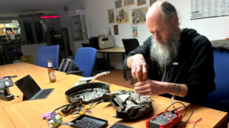 Eigenbaukombinat Halle: Ehrenamtliche retten Geräte in der Technik-Notaufnahme