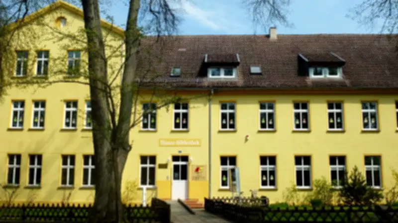 Einbruchsversuch in Demminer Bibliothek scheitert: Fenster zerstört, nichts entwendet