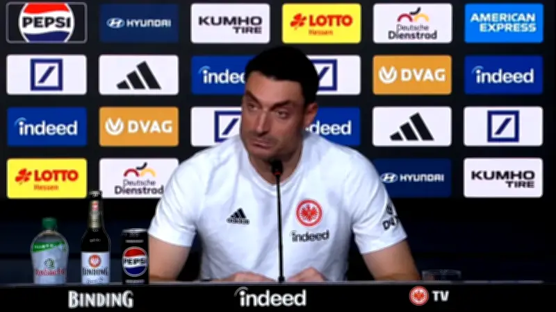 Eintracht Frankfurts Trainer Albert Riera mit humorvoller These zum Verletzungspech