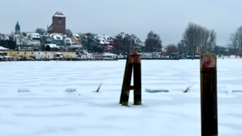 Einzigartiges Naturschauspiel: Otter genießt Fisch auf der zugefrorenen Müritz