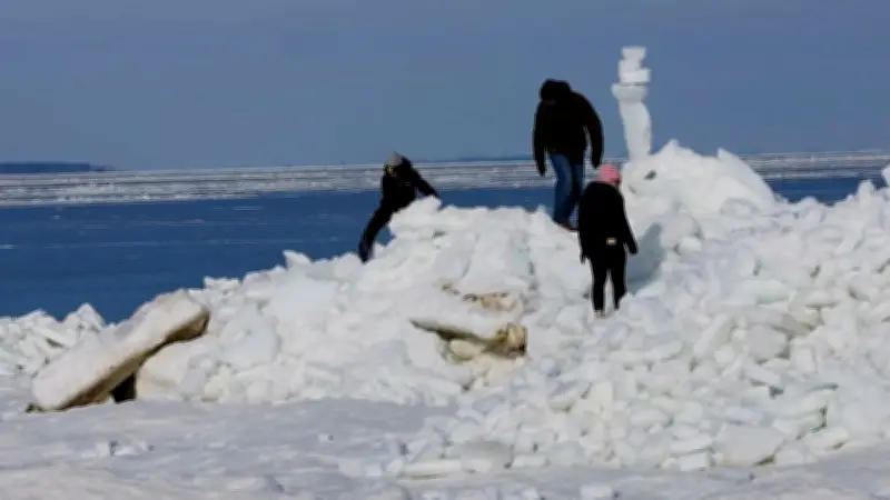 Eis-Türme an der Ostsee: Frostiges Naturschauspiel lockt Tausende Besucher
