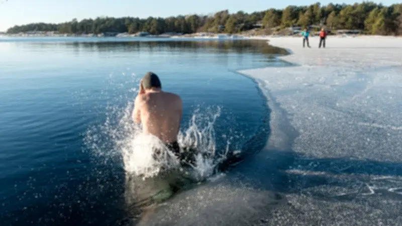 Eisbaden: Der extreme Kältekick für Körper und Geist - Was wirklich im Organismus passiert
