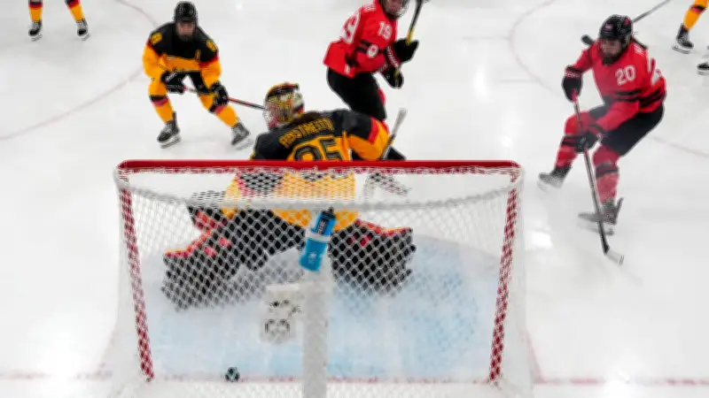 Eishockey-Frauen bei Olympia ausgeschieden: Nur Playboy-Model Feldmeier trifft gegen Kanada