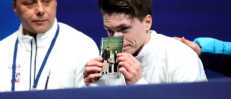 Eiskunstläufer ehrt verstorbene Eltern mit bewegendem Foto bei Olympia