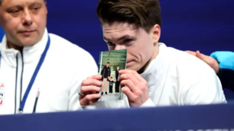 Eiskunstläufer Maxim Naumov gedenkt bei Olympia mit Foto an verstorbene Eltern