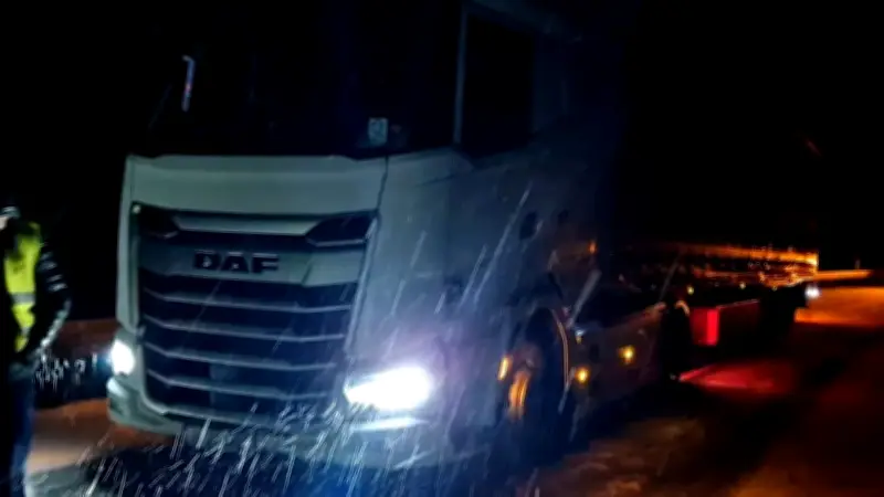 Eisregen und Neuschnee im Südwesten: Winter-Walze bringt LKW-Verkehr zum Erliegen