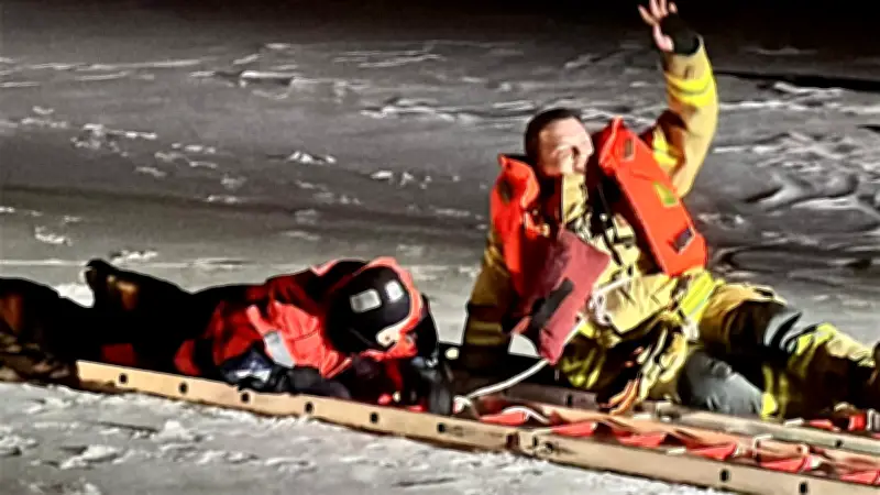 Eisrettungsübung in Rehna: Feuerwehrleute trainieren den Ernstfall im eiskalten Wasser