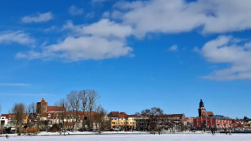 Eiszauber an der Müritz: Hunderte wagen trotz Warnungen den Spaziergang auf dem Eis